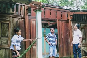 Lốc xoáy khiến nhiều nhà dân ở Thừa Thiên-Huế bị tốc mái