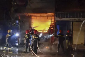 Cháy dữ dội tiệm tạp hóa 3 tầng ở Huế