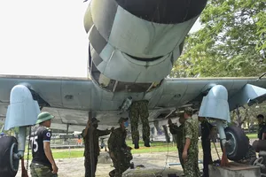 Tháo máy bay, xe tăng trong bảo tàng để dời về chỗ mới