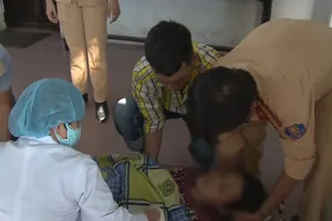 2 chiến sĩ CSGT cứu sống phụ nữ nhảy cầu