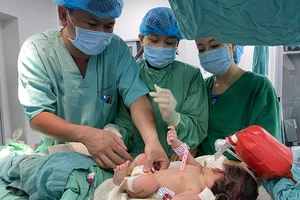 Hồi hộp ca nong van động mạch phổi cho bé 5 ngày tuổi