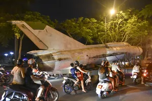 Trắng đêm di dời máy bay, xe tăng ra khỏi kinh thành Huế