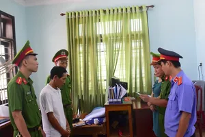 Cầm chày dọa đánh vợ, chồng bị bắt tạm giam