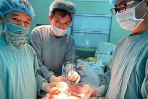 Lưỡi câu kèm dây câu dài 40 cm nằm trong ruột người phụ nữ