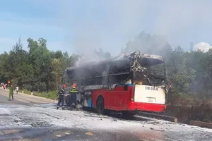 Lực lượng chức năng tiếp cạnh khống chế đám cháy. Ảnh: B.TRÂM