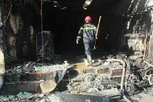 Huế: Lửa thiêu rụi 1 shop thời trang 