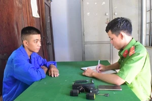 Dùng súng điện chống trả lực lượng công an khi trộm xe máy