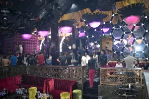 Công an đột kích quán bar có trăm dân chơi lúc rạng sáng 