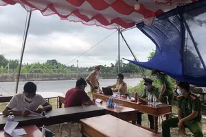 Bệnh viện Đà Nẵng tiến hành kiểm tra thân nhiệt cho người dân. Ảnh: Tâm An