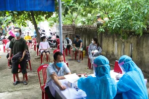 Lấy mẫu xét nghiệm đối với người về từ vùng có dịch. Ảnh: N.HOÀNG