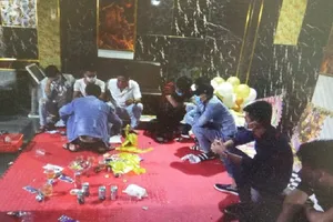 14 người dương tính với ma túy tại tầng hầm quán karaoke