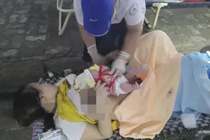 Vừa vào chốt kiểm soát y tế, sản phụ bất ngờ chuyển dạ 