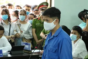 Bác sĩ bị cáo buộc hiếp dâm yêu cầu đổi kiểm sát viên