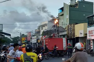 Cột điện sát cửa hàng bốc cháy, nhiều người hoảng loạn