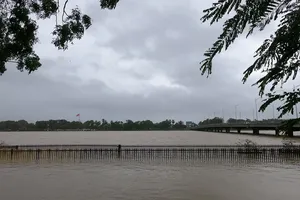 Nước sông Hương lên cao, cầu gỗ lim 64 tỉ bị nhấn chìm