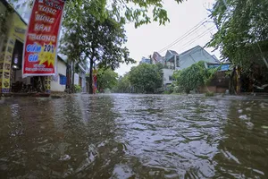 Một số đường ở Huế ngập nặng, 2 thủy điện xả lũ