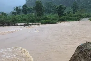 Quảng Trị: 2 người đàn ông bị nước lũ cuốn trôi