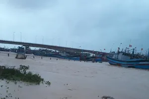 Nhiều tàu bị nước cuốn, thuyền viên mất liên lạc