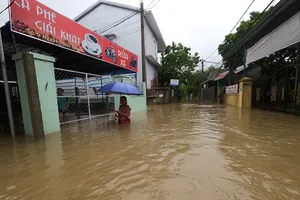 Huế cho học sinh nghỉ học, thủy điện tăng cường xả nước