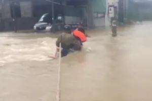 Lũ ở Huế lên nhanh, sơ tán dân khỏi vùng nguy hiểm
