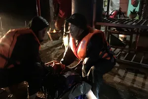 Chìm tàu, 5 thuyền viên trôi dạt nhiều giờ trên biển