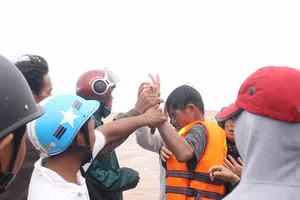 Giải cứu các thuyền viên trên tàu đang chìm ở Quảng Trị