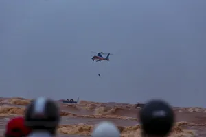 Đặc công, trực thăng cứu thành công thuyền viên trên tàu chìm