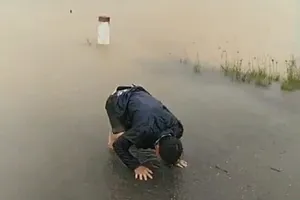 Huế: Một sản phụ bị lũ cuốn mất tích khi đi sinh