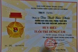 Tặng huy hiệu Tuổi trẻ dũng cảm 2 chiến sĩ hi sinh ở trạm 67