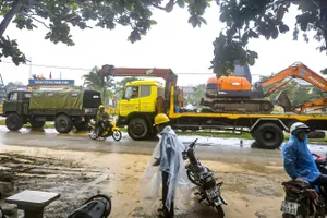 Lực lượng cứu hộ dầm mưa tiếp tục vào Rào Trăng 3