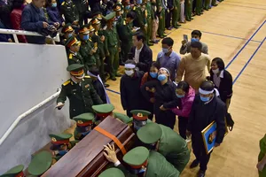 Hàng trăm người đứng bên đường tiễn liệt sỹ đoàn Kinh tế 337