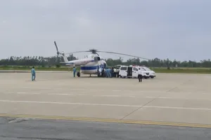 Trực thăng vào Hướng Hóa đưa 2 người bị thương đi cấp cứu