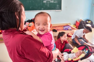 Mới 5 tháng tuổi đã 4 lần cùng mẹ chạy tránh bão, lũ