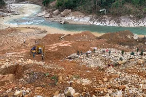 Nối lại tìm kiếm ở Rào Trăng 3, cho người thân vào giám sát