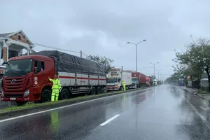 Người dân nấu cơm cho tài xế, hành khách dừng xe tránh bão