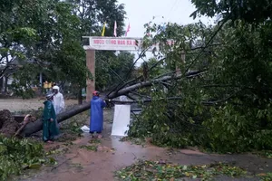 Hàng loạt ngôi nhà huyện miền núi Thừa Thiên-Huế tốc mái