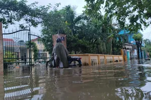 Nước lũ bất ngờ lên cao, người dân ở Huế lo chạy lũ trong đêm