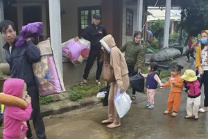 Quân, dân trên đảo Cồn Cỏ vào hầm quân sự tránh bão số 13