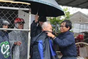 Người dân vùng tâm bão khẩn trương di dời, giằng chống nhà cửa