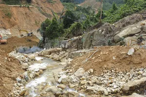 Cận cảnh việc nắn sông Rào Trăng tìm kiếm 12 người mất tích