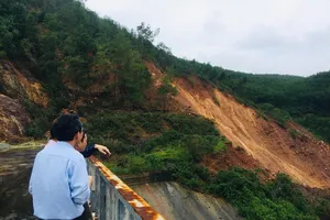Sạt lở khoảng 5.000 m3 đất ở thủy điện Hương Điền