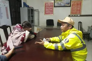 Công an lao xuống sông Hương cứu cô gái 19 tuổi