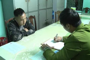 Cơ quan công an làm việc với nhóm người liên quan đến vụ việc cho vay nặng lãi. Ảnh: ND