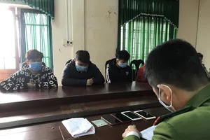 Công an làm việc với nhóm người lừa đảo qua mạng. Ảnh: ND