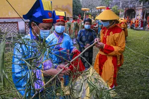 Huế: Dựng cây nêu hoàng cung nhà Nguyễn để cầu bình an