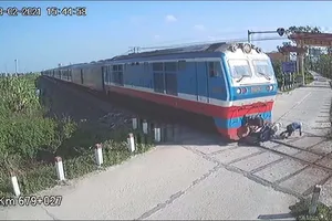 Ngã vào đường ray, người đàn ông thoát chết hy hữu