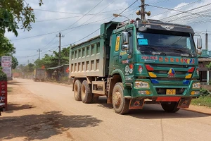 Dân chặn xe chở đất thi công cao tốc Cam Lộ - La Sơn