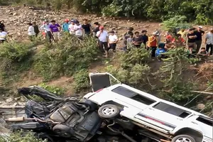 Tai nạn làm 3 xe rơi xuống vực, nhiều người bị thương