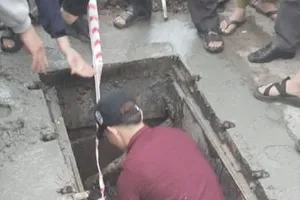 Rơi xuống hố ga giữa đường, một phụ nữ nhập viện