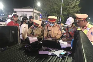Tổ công tác đặc biệt TP Huế xử lý nhóm lạng lách trên đường 